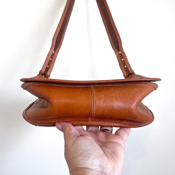Vintage Coach Saddle Shoulder Bag British Tan Cowhide Leather Flap 70s USA 8101 - Picture 7 of 16